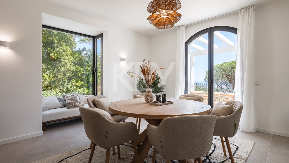 Elegante Villa reformada con vistas al mar en El Madroñal, Benahavís