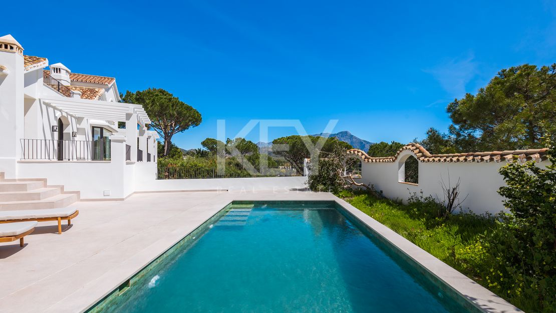 Elegante Villa reformada con vistas al mar en El Madroñal, Benahavís