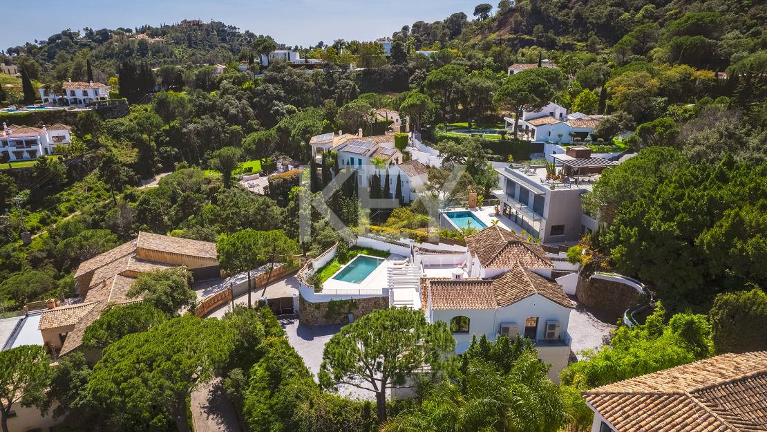Elegante Villa reformada con vistas al mar en El Madroñal, Benahavís
