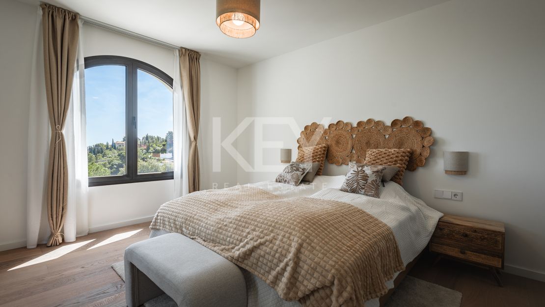 Elegante Villa reformada con vistas al mar en El Madroñal, Benahavís