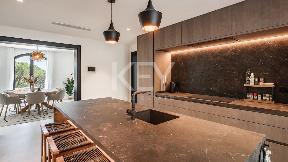 Elegante Villa reformada con vistas al mar en El Madroñal, Benahavís