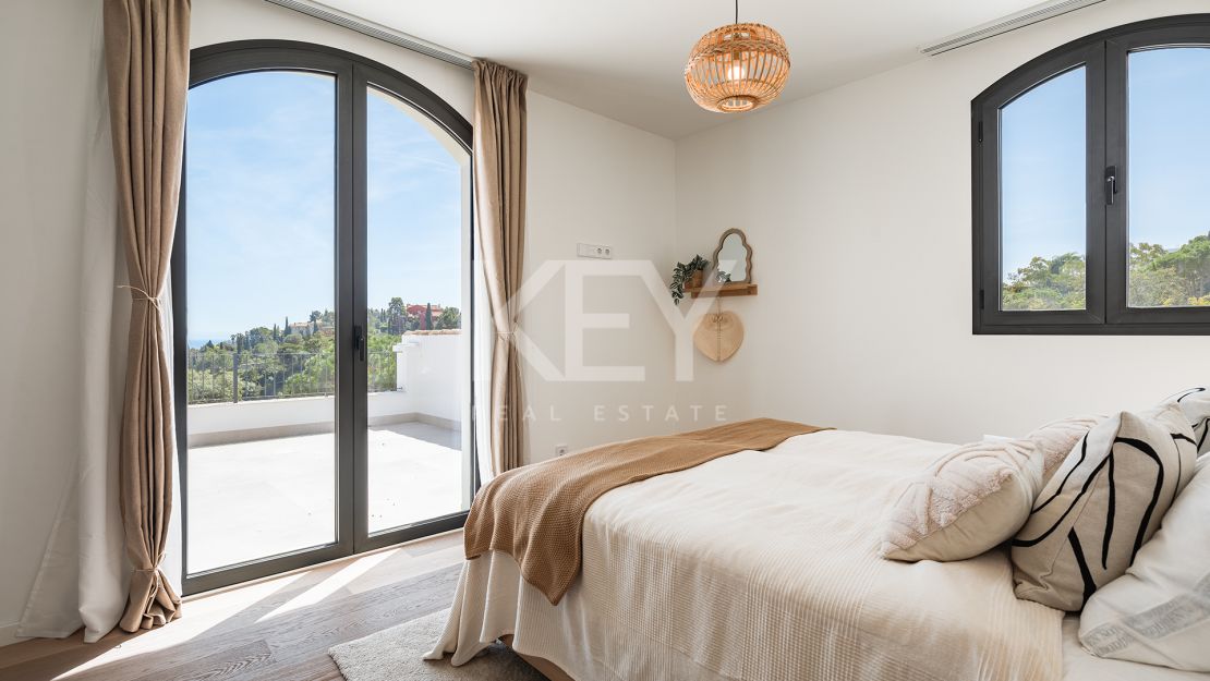 Elegante Villa reformada con vistas al mar en El Madroñal, Benahavís