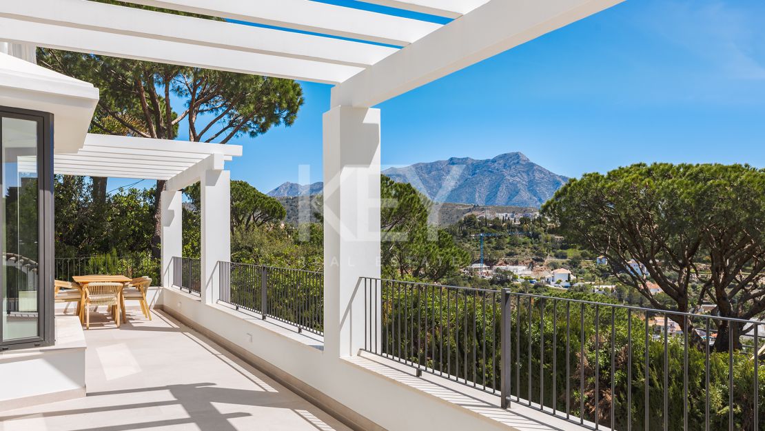 Elegante Villa reformada con vistas al mar en El Madroñal, Benahavís