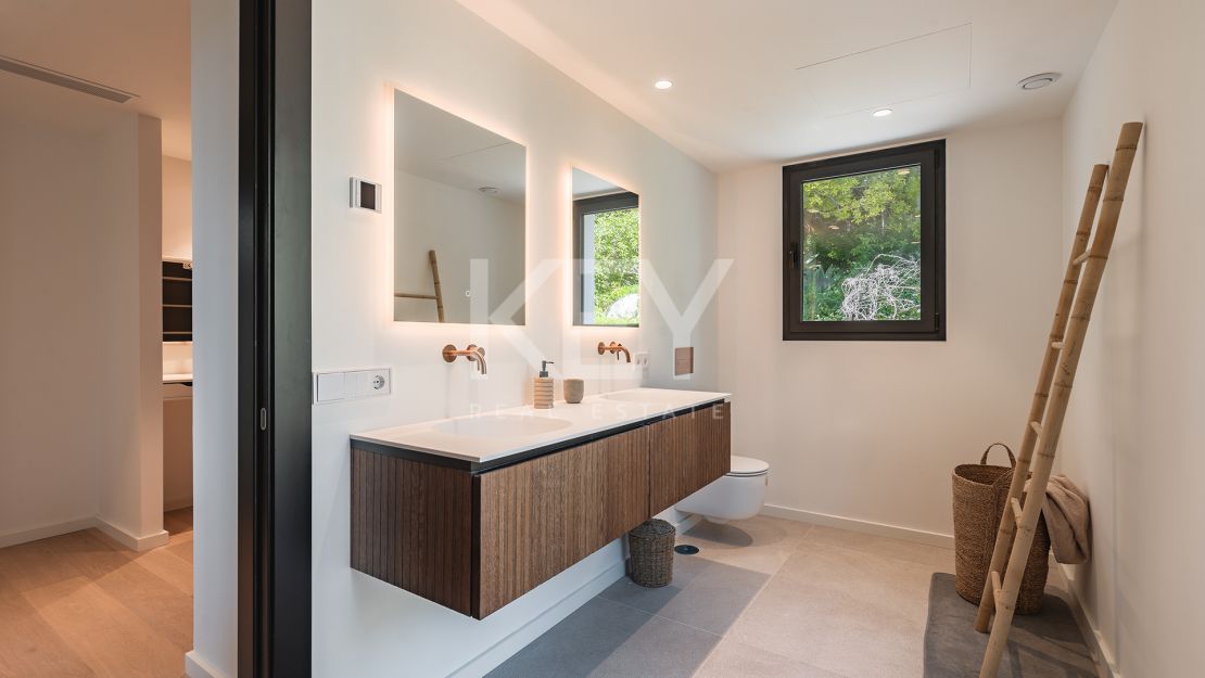 Elegante Villa reformada con vistas al mar en El Madroñal, Benahavís