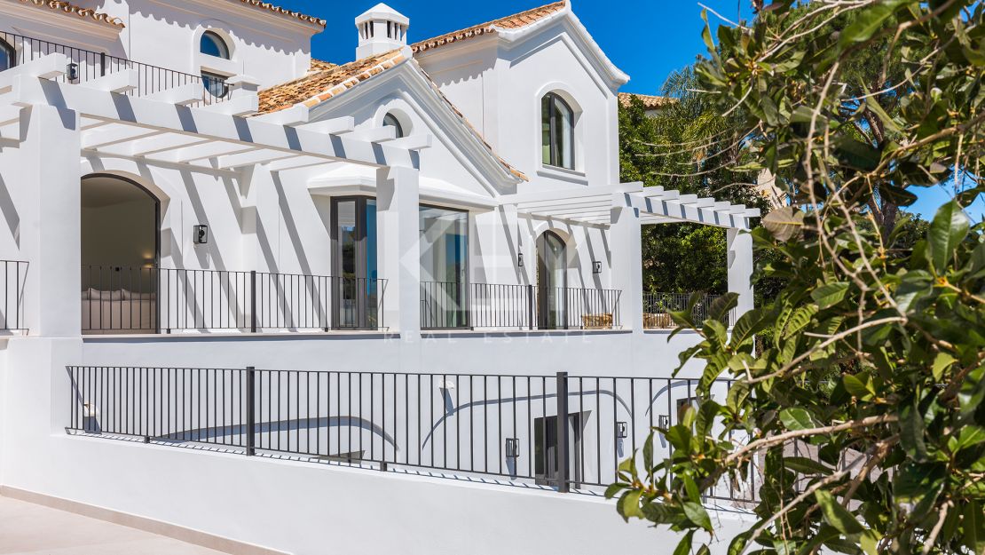 Elegante Villa reformada con vistas al mar en El Madroñal, Benahavís