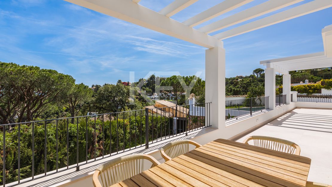 Elegante Villa reformada con vistas al mar en El Madroñal, Benahavís