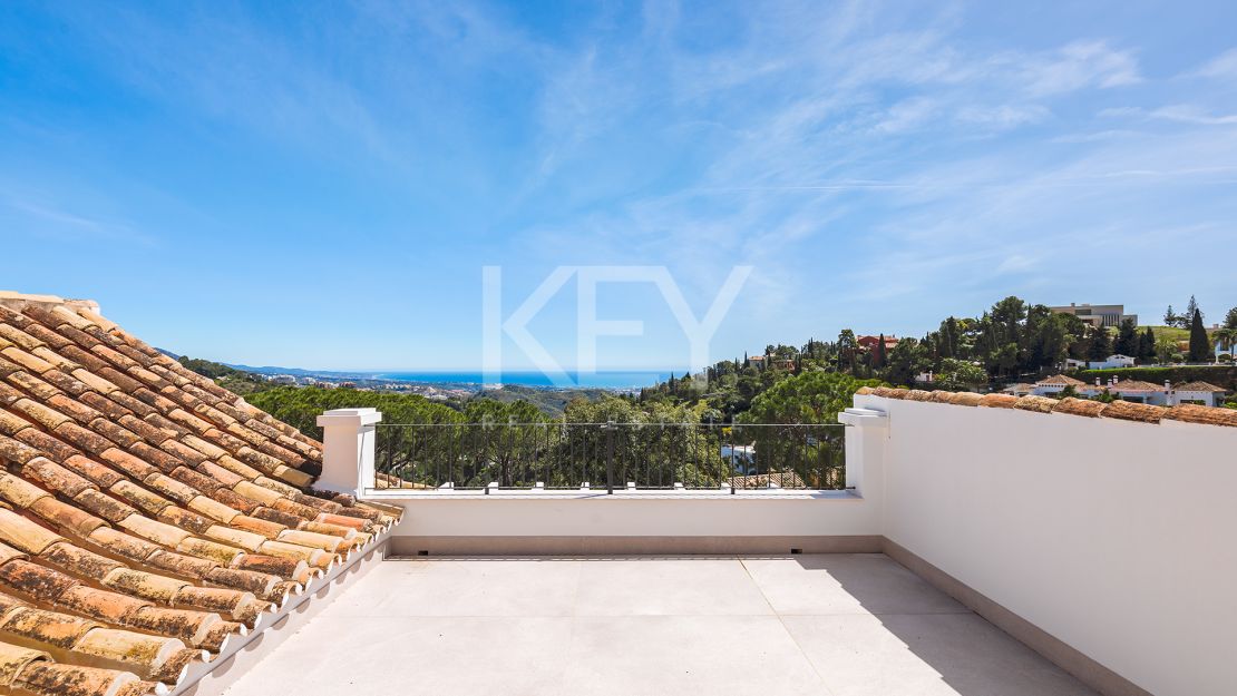 Elegante Villa reformada con vistas al mar en El Madroñal, Benahavís