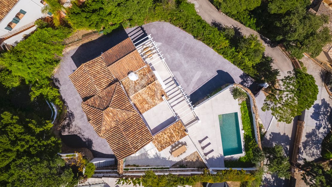 Elegante Villa reformada con vistas al mar en El Madroñal, Benahavís
