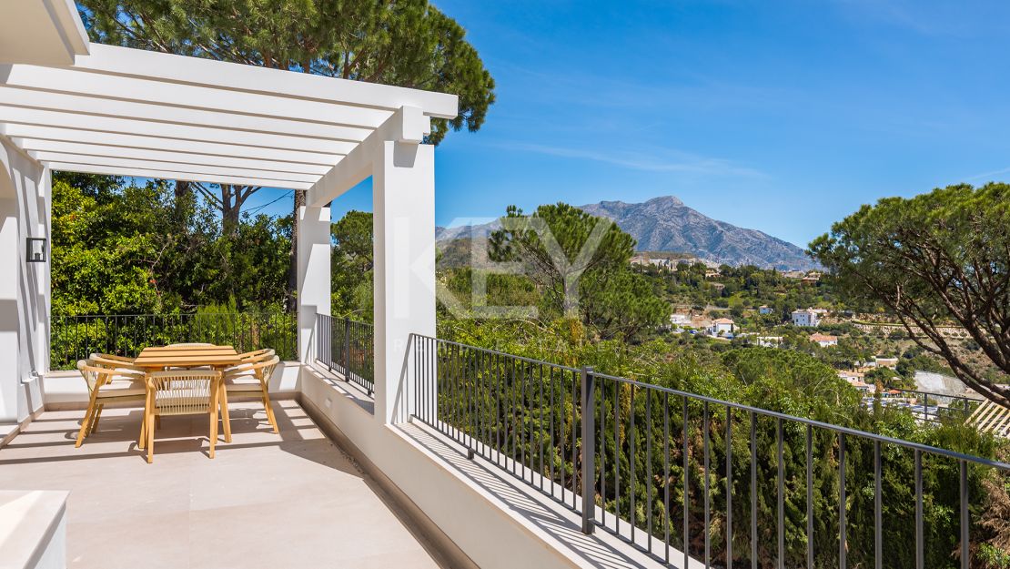 Elegante Villa reformada con vistas al mar en El Madroñal, Benahavís