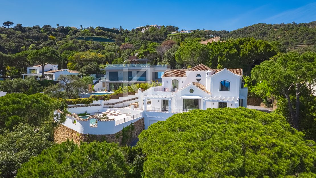 Elegante Villa reformada con vistas al mar en El Madroñal, Benahavís