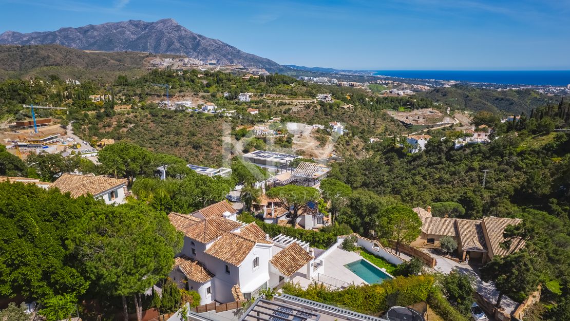 Elegante Villa reformada con vistas al mar en El Madroñal, Benahavís