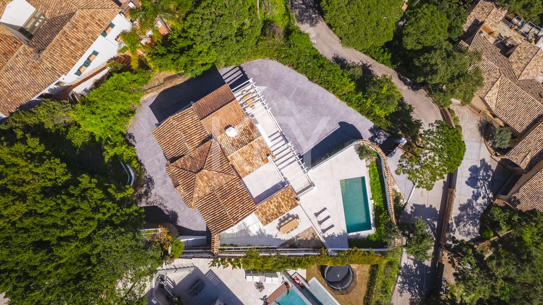 Elegante Villa reformada con vistas al mar en El Madroñal, Benahavís