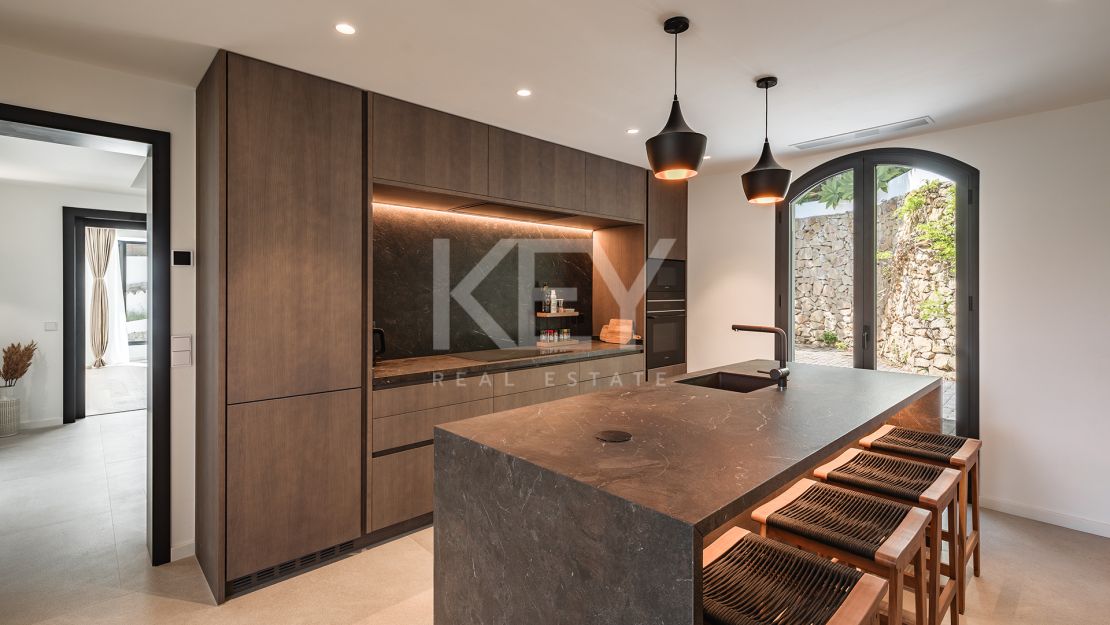 Elegante Villa reformada con vistas al mar en El Madroñal, Benahavís