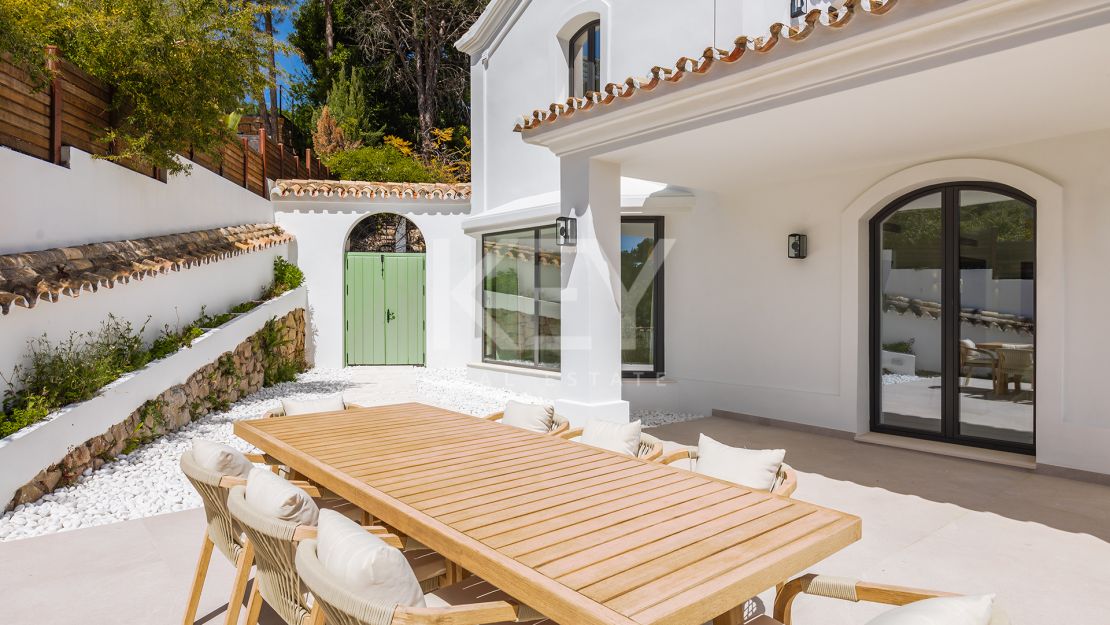 Elegante Villa reformada con vistas al mar en El Madroñal, Benahavís