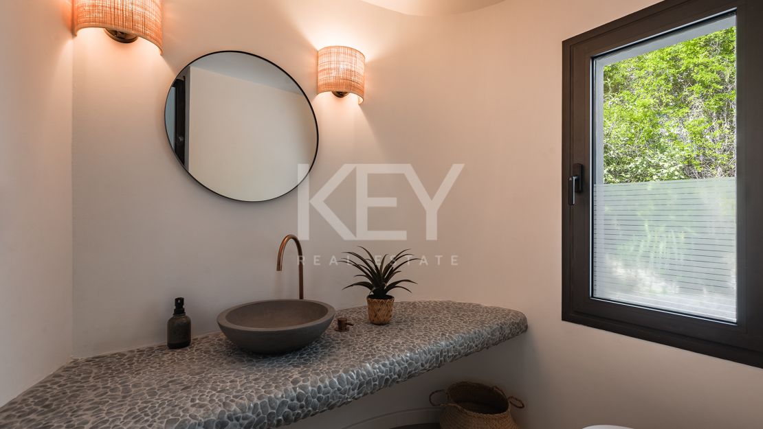 Elegante Villa reformada con vistas al mar en El Madroñal, Benahavís