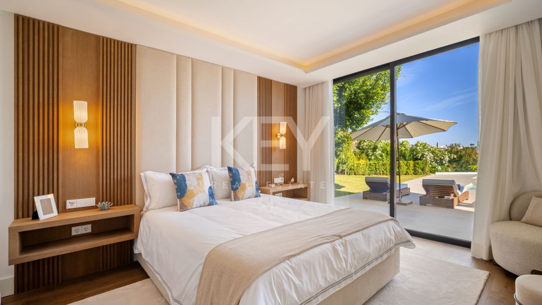 Villa contemporánea de lujo en primera línea de golf en Los Naranjos, Nueva Andalucía