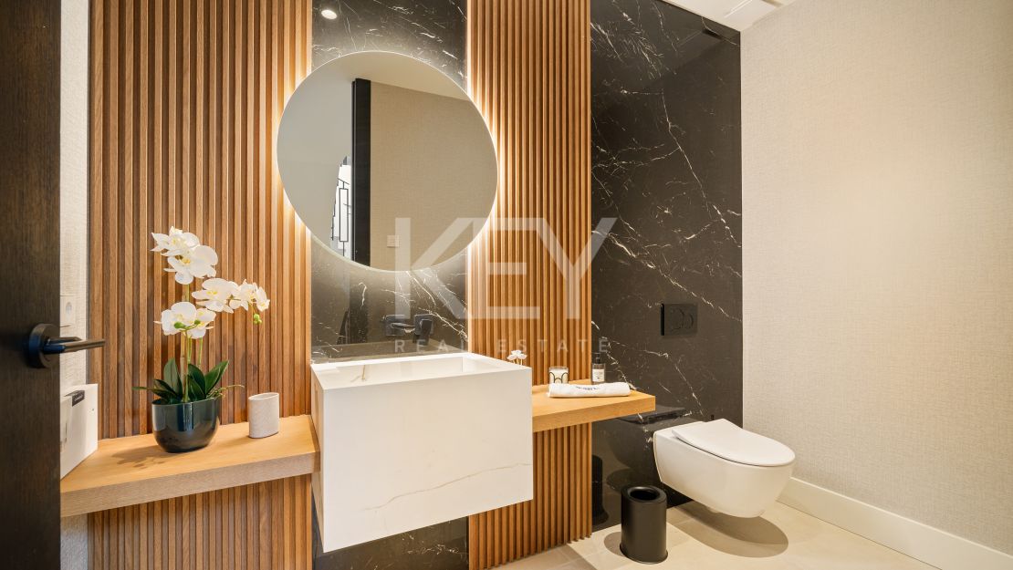 Villa contemporánea de lujo en primera línea de golf en Los Naranjos, Nueva Andalucía