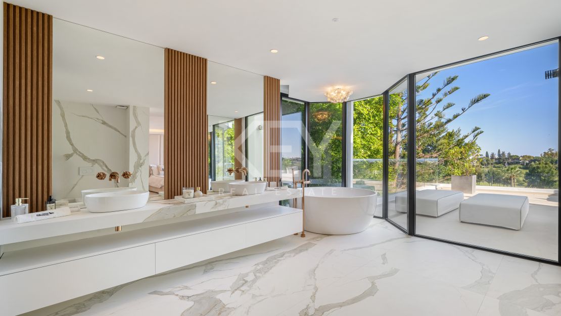 Villa contemporánea de lujo en primera línea de golf en Los Naranjos, Nueva Andalucía