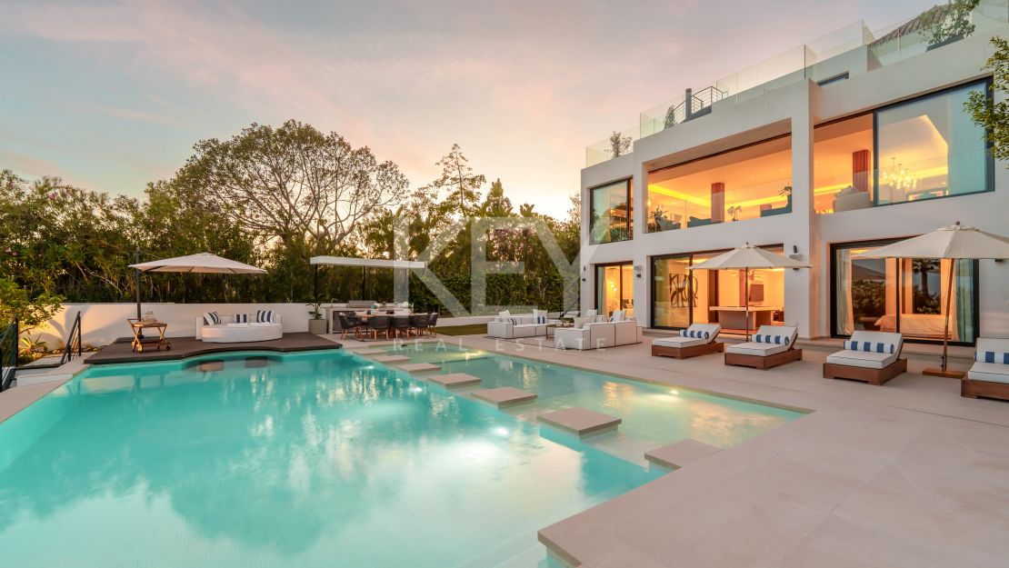 Villa contemporánea de lujo en primera línea de golf en Los Naranjos, Nueva Andalucía