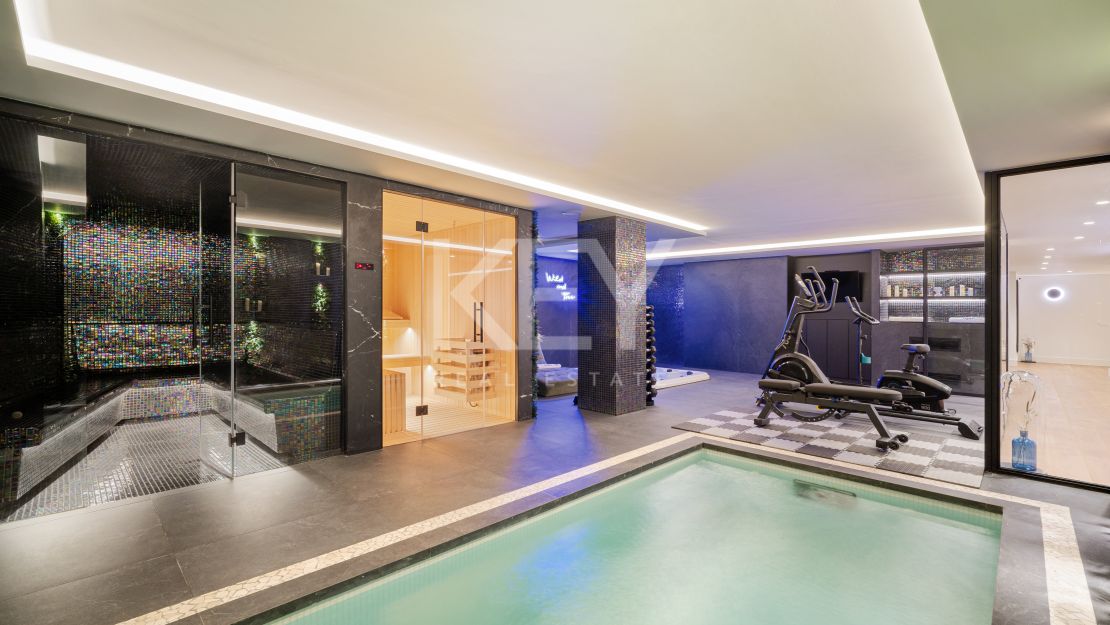 Villa contemporánea de lujo en primera línea de golf en Los Naranjos, Nueva Andalucía