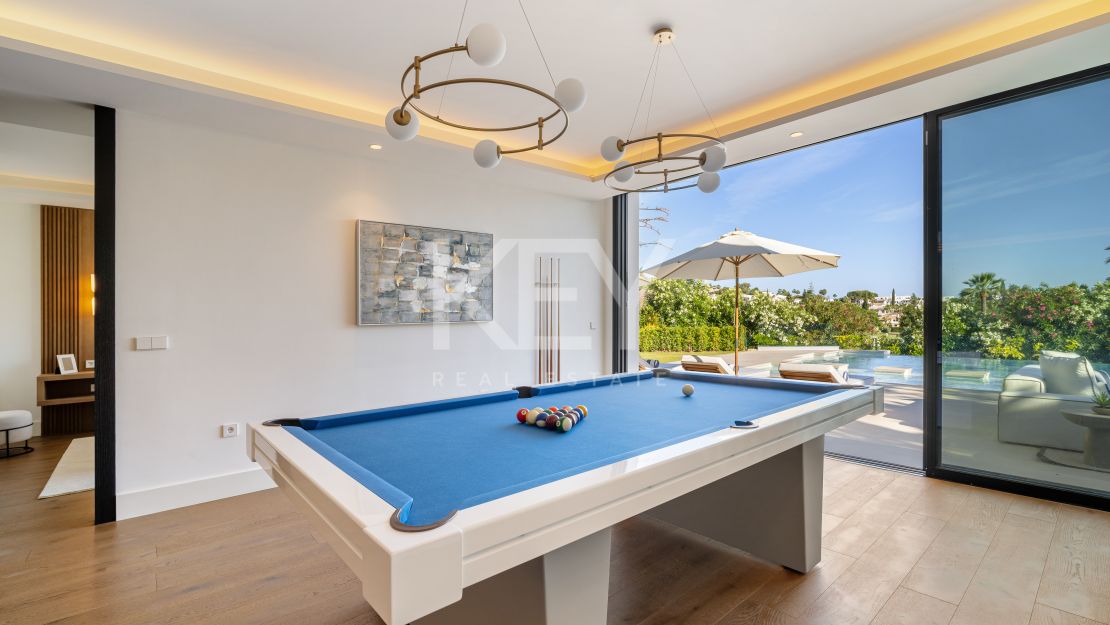 Villa contemporánea de lujo en primera línea de golf en Los Naranjos, Nueva Andalucía