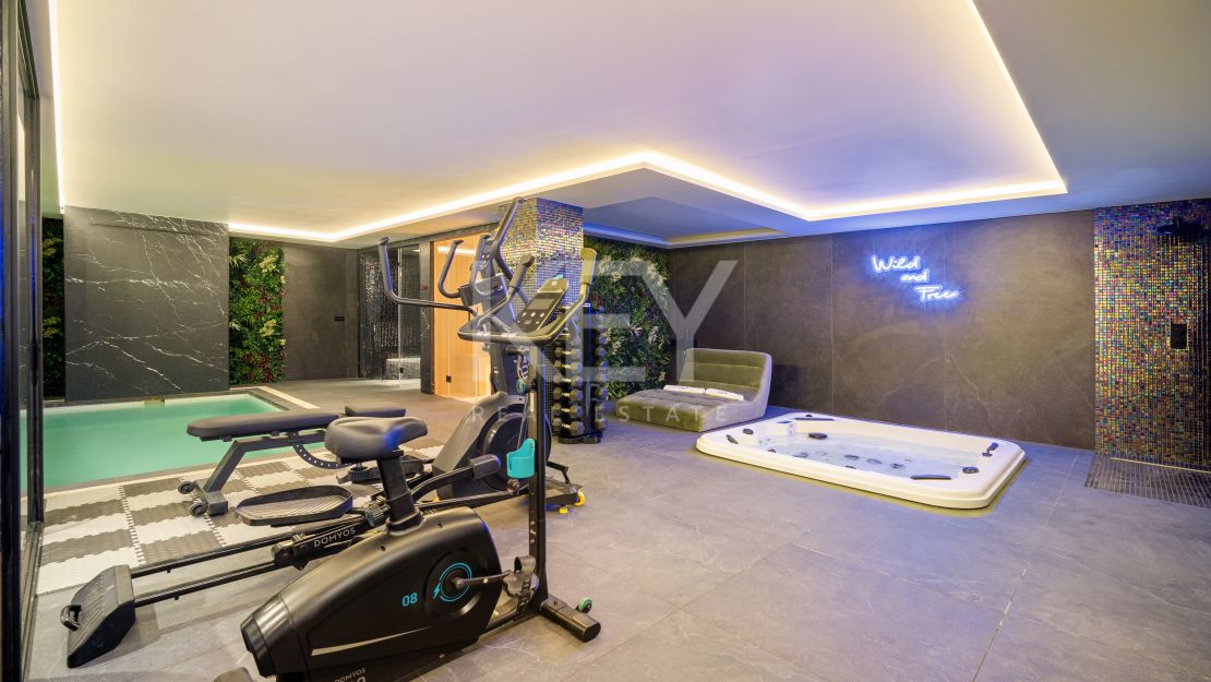 Villa contemporánea de lujo en primera línea de golf en Los Naranjos, Nueva Andalucía