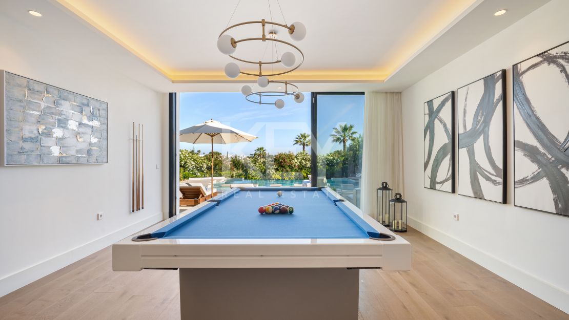 Villa contemporánea de lujo en primera línea de golf en Los Naranjos, Nueva Andalucía