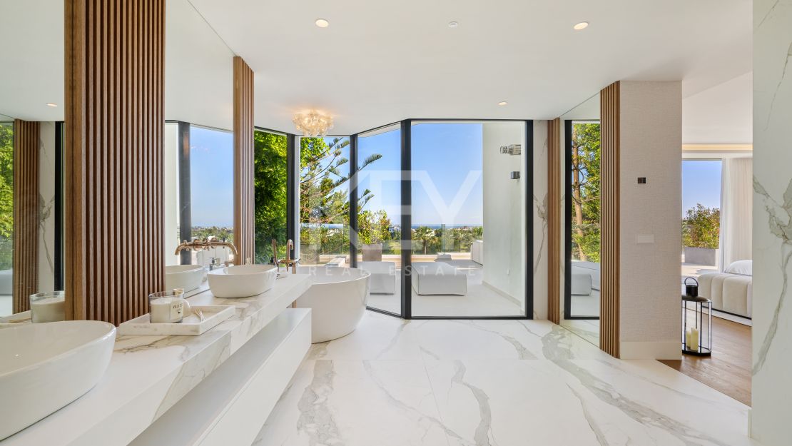 Villa contemporánea de lujo en primera línea de golf en Los Naranjos, Nueva Andalucía