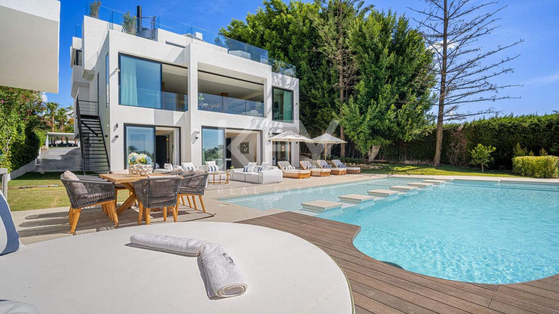 Villa contemporánea de lujo en primera línea de golf en Los Naranjos, Nueva Andalucía