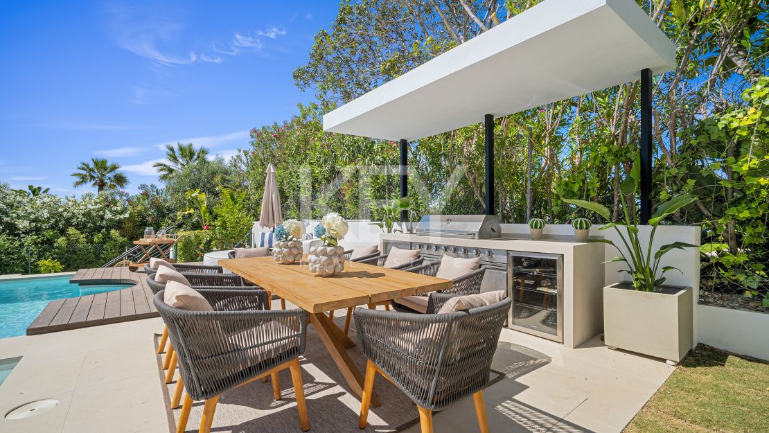 Villa contemporánea de lujo en primera línea de golf en Los Naranjos, Nueva Andalucía