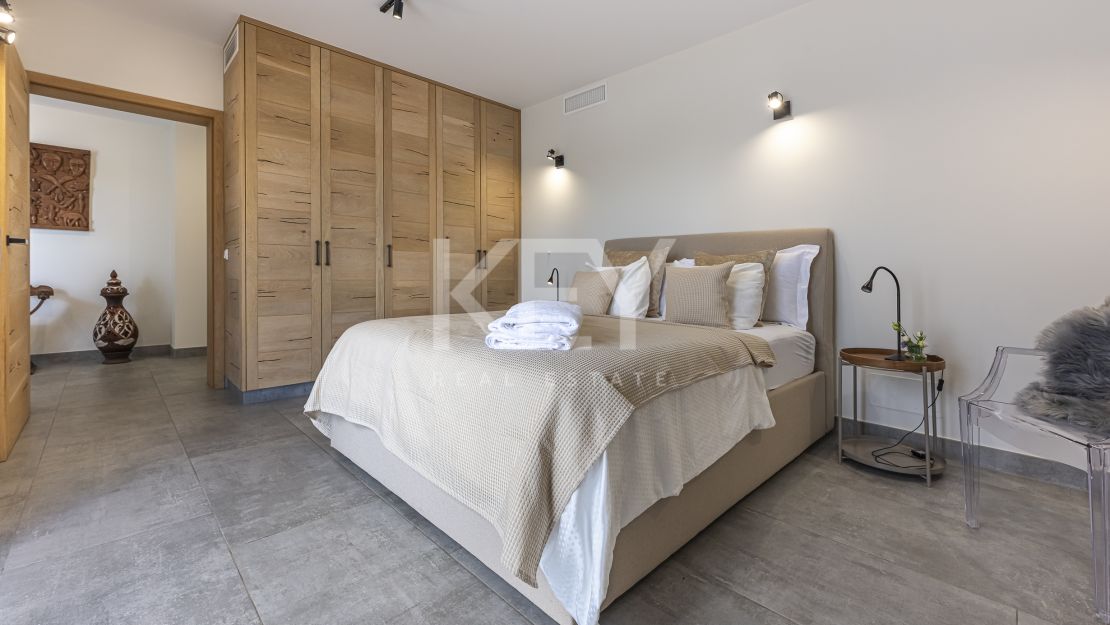 Вилла с видом на море и потенциалом для застройки в Эльвирии, Восточная Марбелья