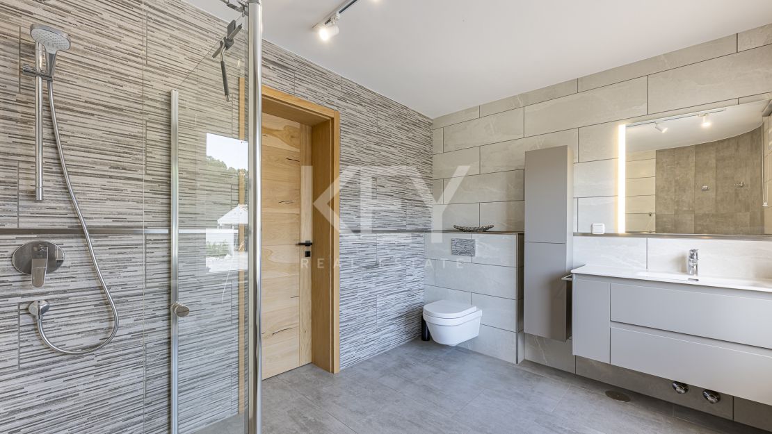 Вилла с видом на море и потенциалом для застройки в Эльвирии, Восточная Марбелья