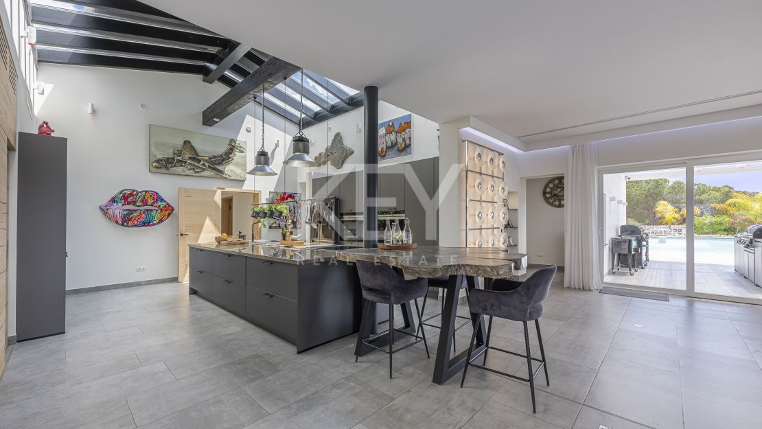 Вилла с видом на море и потенциалом для застройки в Эльвирии, Восточная Марбелья