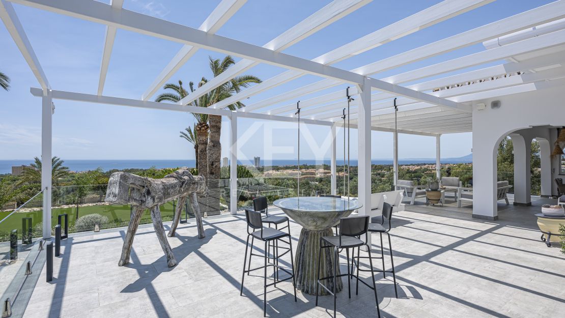 Вилла с видом на море и потенциалом для застройки в Эльвирии, Восточная Марбелья