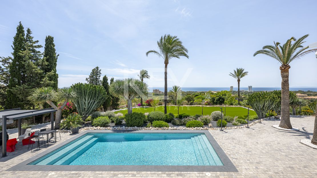 Вилла с видом на море и потенциалом для застройки в Эльвирии, Восточная Марбелья