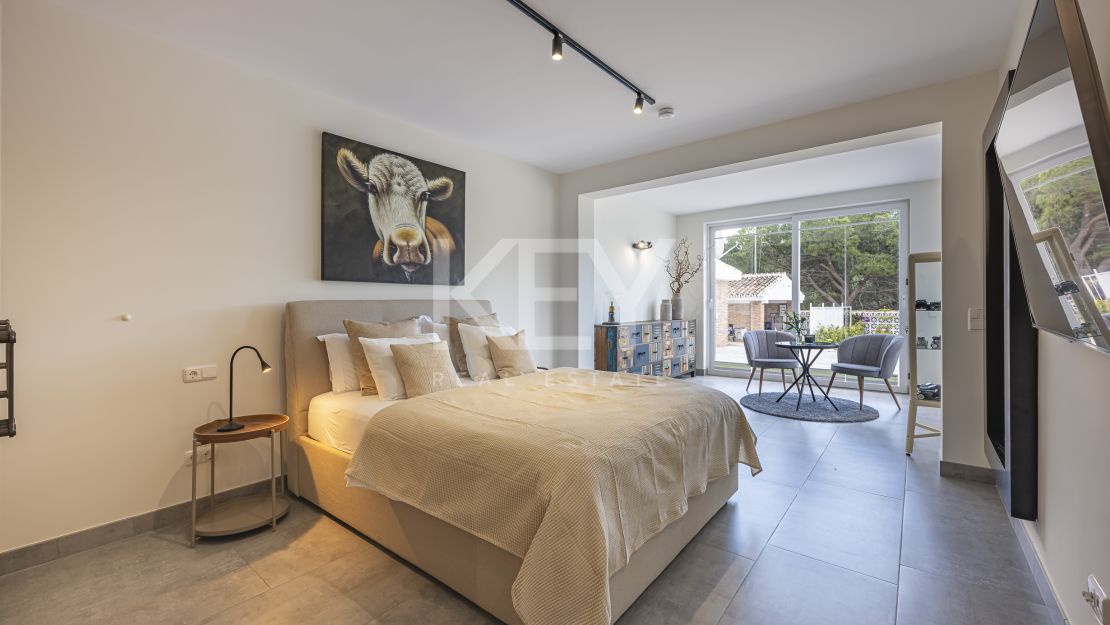 Вилла с видом на море и потенциалом для застройки в Эльвирии, Восточная Марбелья