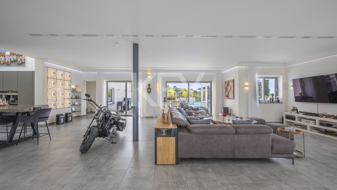 Вилла с видом на море и потенциалом для застройки в Эльвирии, Восточная Марбелья