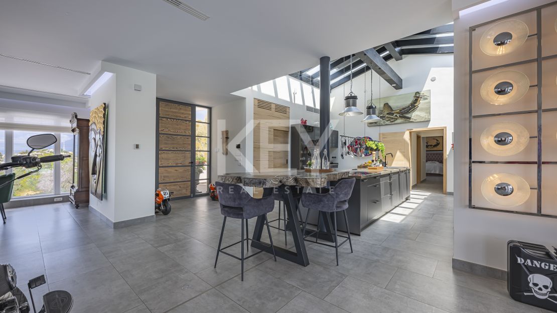 Вилла с видом на море и потенциалом для застройки в Эльвирии, Восточная Марбелья