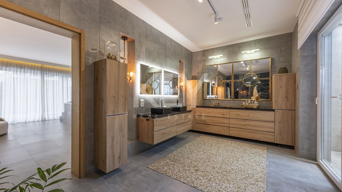 Вилла с видом на море и потенциалом для застройки в Эльвирии, Восточная Марбелья