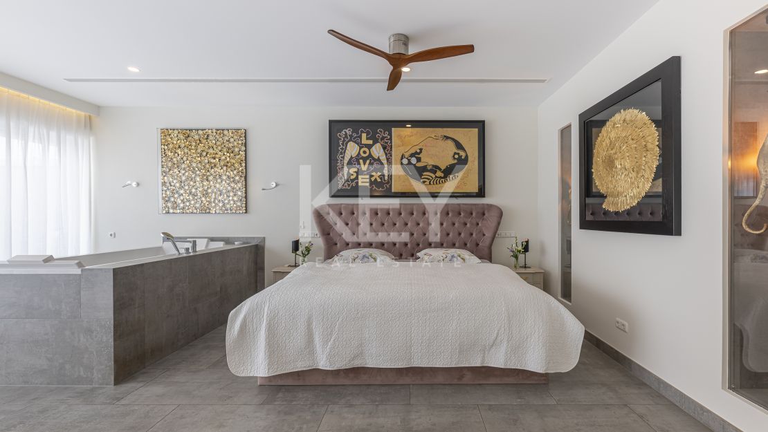 Вилла с видом на море и потенциалом для застройки в Эльвирии, Восточная Марбелья