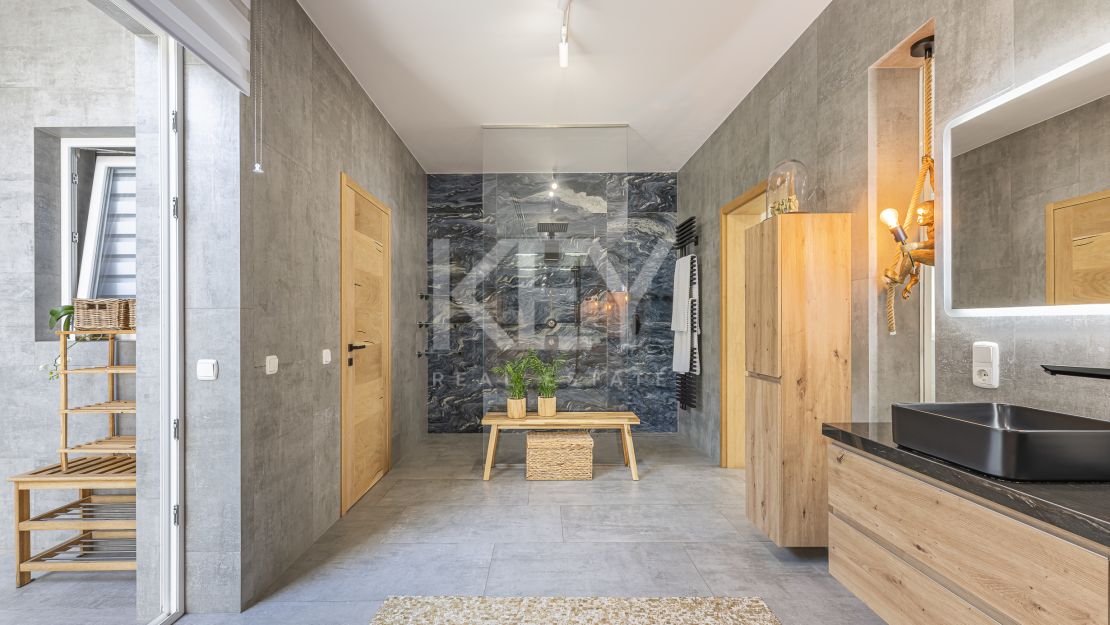 Вилла с видом на море и потенциалом для застройки в Эльвирии, Восточная Марбелья