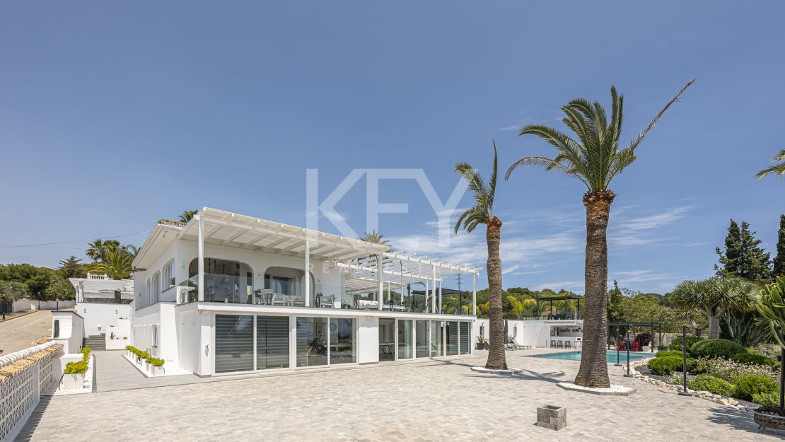 Вилла с видом на море и потенциалом для застройки в Эльвирии, Восточная Марбелья