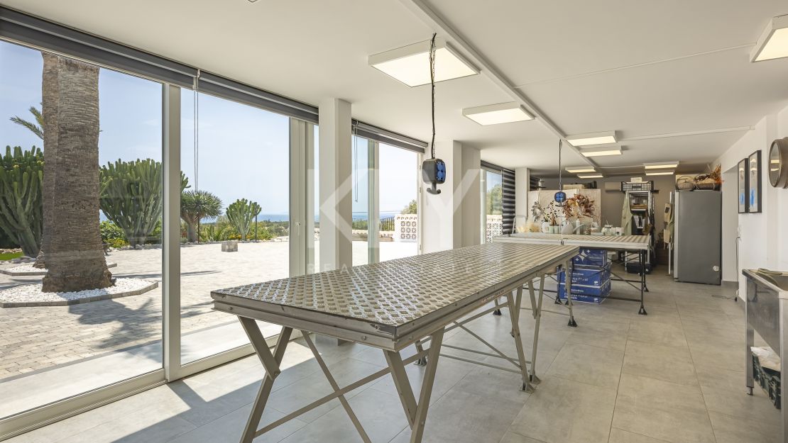 Вилла с видом на море и потенциалом для застройки в Эльвирии, Восточная Марбелья