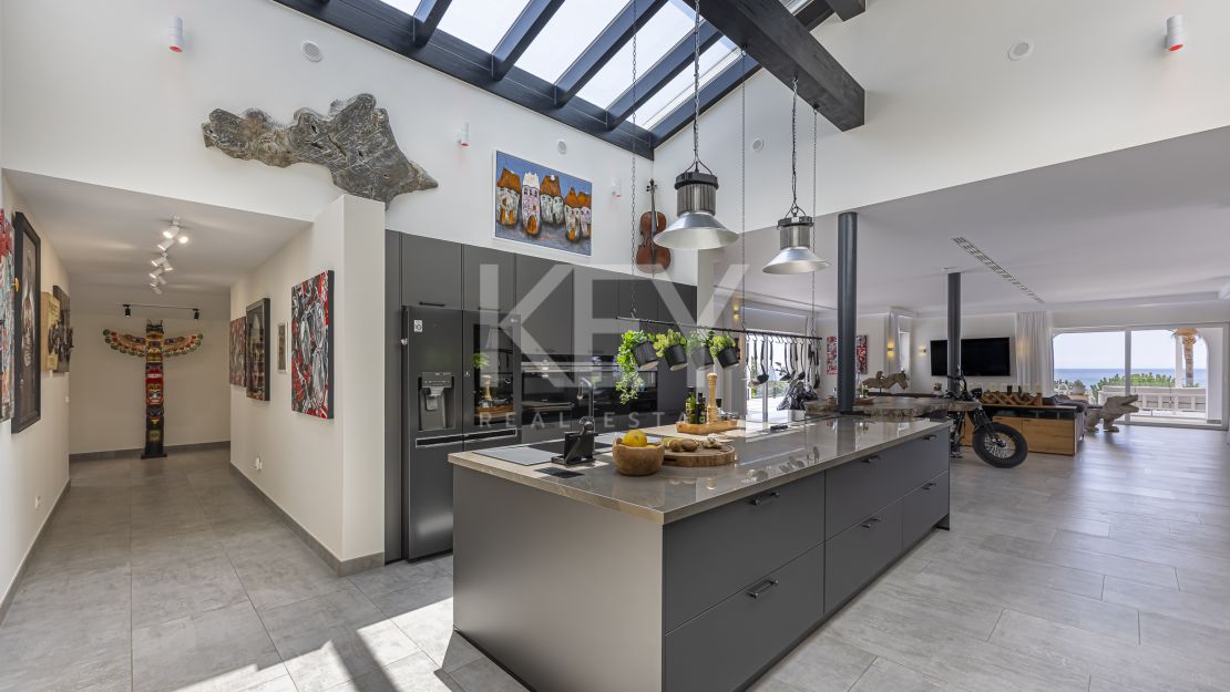 Вилла с видом на море и потенциалом для застройки в Эльвирии, Восточная Марбелья