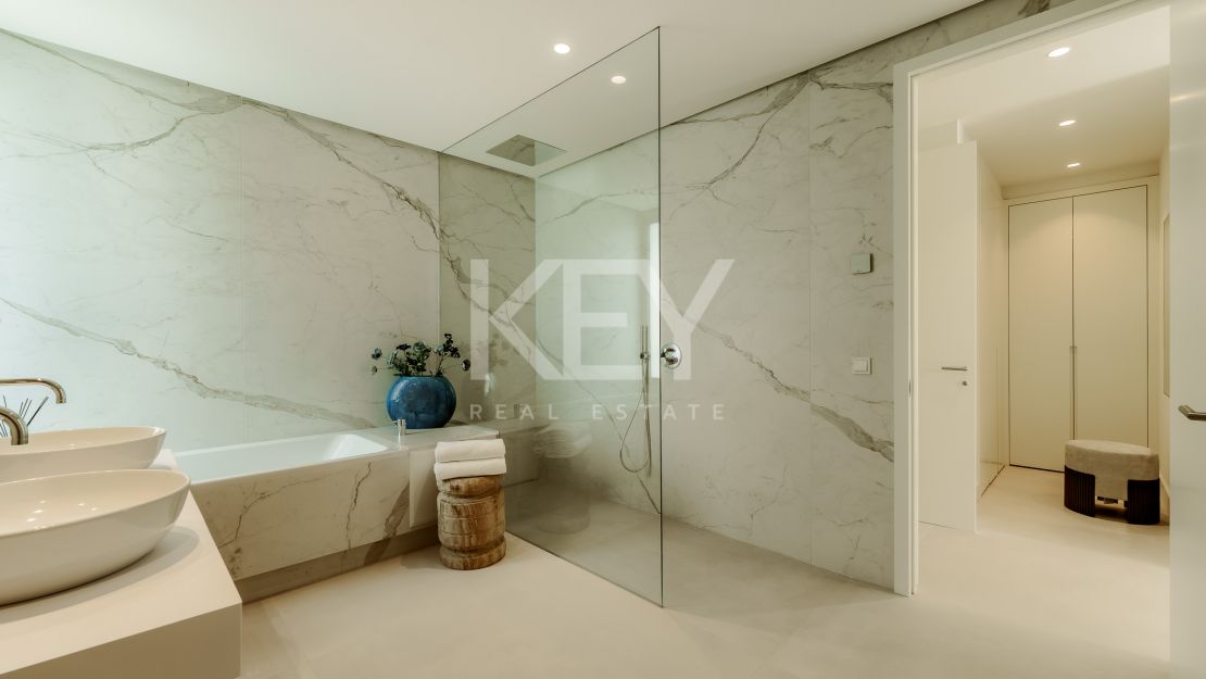 Triplex with rooftop pool and garden in Benalús, Marbella Golden Mile