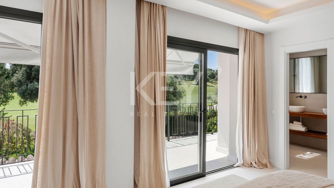 Golf-front renovated townhouse in a prime gated community in Los Olivos, Nueva Andalucia