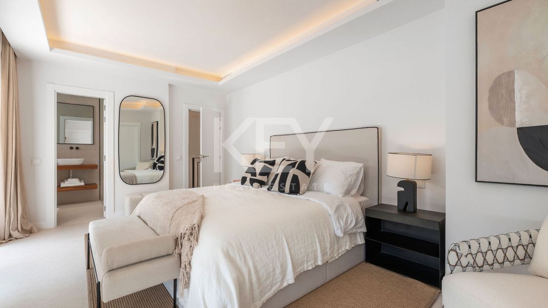 Golf-front renovated townhouse in a prime gated community in Los Olivos, Nueva Andalucia