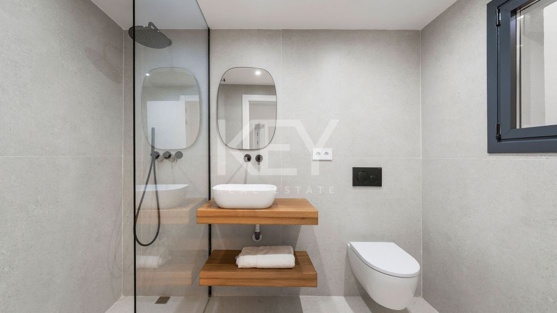 Golf-front renovated townhouse in a prime gated community in Los Olivos, Nueva Andalucia