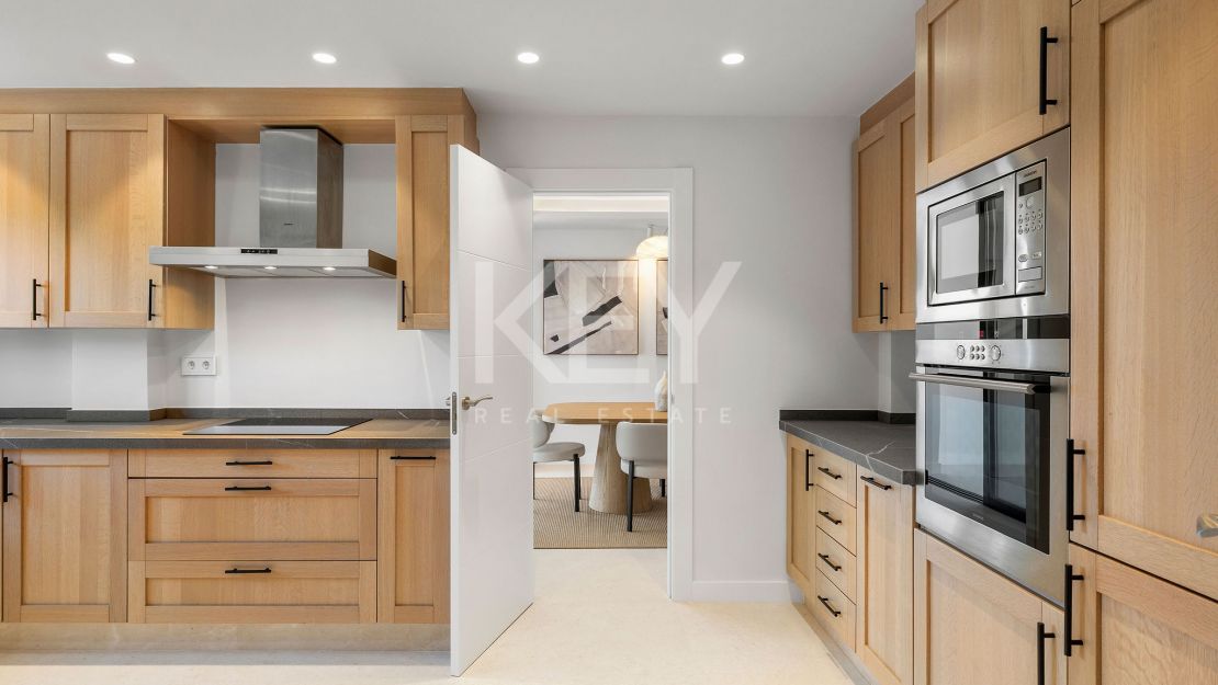 Golf-front renovated townhouse in a prime gated community in Los Olivos, Nueva Andalucia