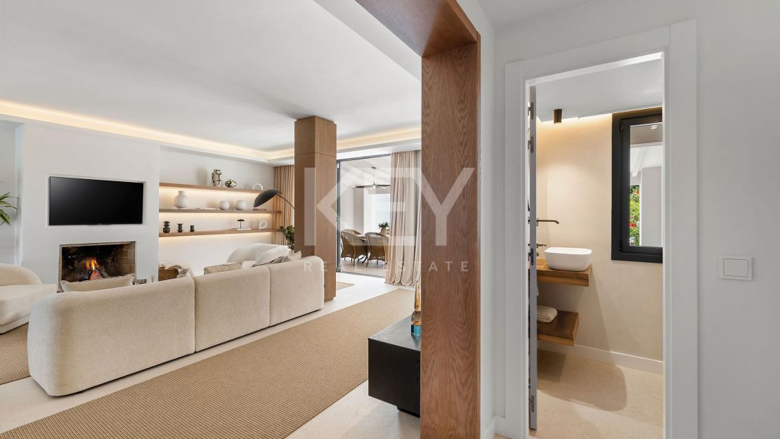 Golf-front renovated townhouse in a prime gated community in Los Olivos, Nueva Andalucia